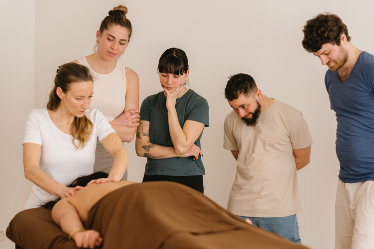 groupe d'élèves apprenant à masser le dos et gérer les points de douleurs